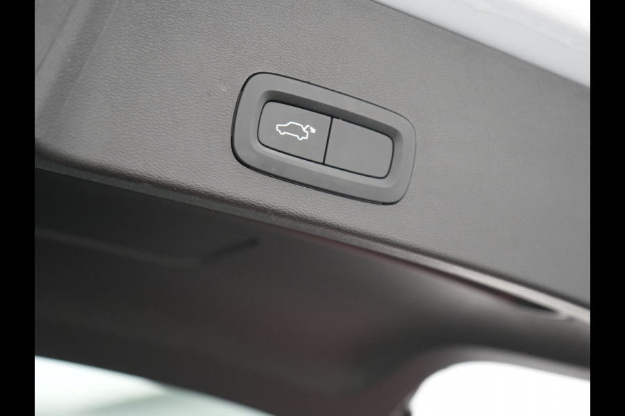Volvo XC40 T5 Twin Engine R-Design 262pk Plug In Hybrid 262pk Dealer O.H. PHEV | Panodak | Camera | Harman & Kardon | Apple Carplay | Cruise Control | Navigatie | 19"L.M | Virtual |