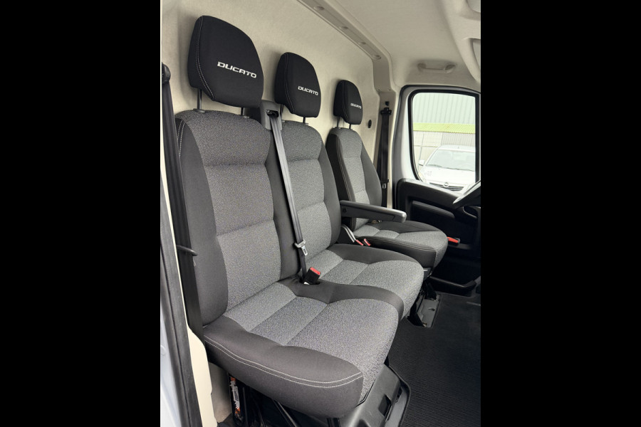 Fiat Ducato 140pk L2H2 (Trekhaak - Camera - Navigatie - Automatische Airco - Houten vloer + Zijwand panelen)