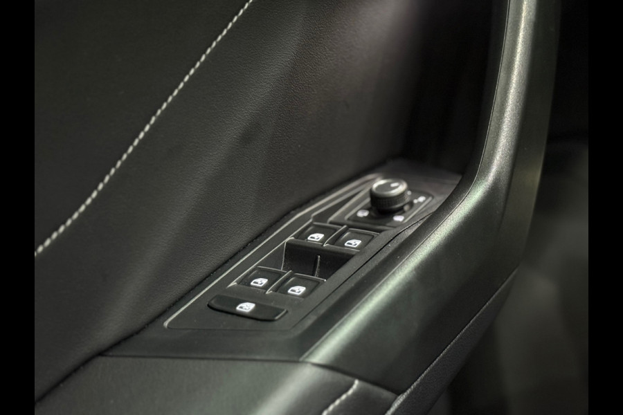 Volkswagen T-Roc 1.5 TSI DSG | 3x R-Line | Pano | Black Style | IQ.Light | Carplay | Camera | Winter Pakket | ACC | Virtual