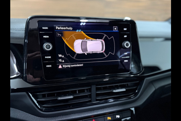 Volkswagen T-Roc 1.5 TSI DSG | 3x R-Line | Pano | Black Style | IQ.Light | Carplay | Camera | Winter Pakket | ACC | Virtual