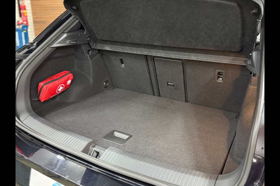 Volkswagen T-Roc 1.5 TSI DSG | 3x R-Line | Pano | Black Style | IQ.Light | Carplay | Camera | Winter Pakket | ACC | Virtual