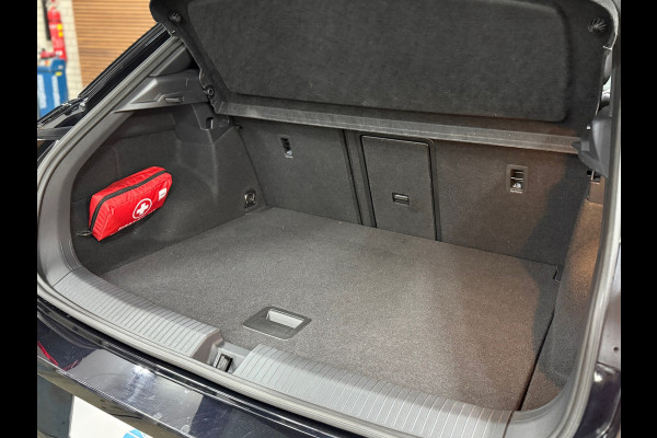 Volkswagen T-Roc 1.5 TSI DSG | 3x R-Line | Pano | Black Style | IQ.Light | Carplay | Camera | Winter Pakket | ACC | Virtual