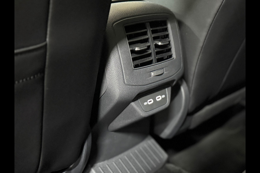 Volkswagen T-Roc 1.5 TSI DSG | 3x R-Line | Pano | Black Style | IQ.Light | Carplay | Camera | Winter Pakket | ACC | Virtual