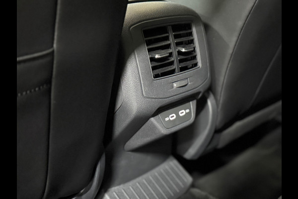 Volkswagen T-Roc 1.5 TSI DSG | 3x R-Line | Pano | Black Style | IQ.Light | Carplay | Camera | Winter Pakket | ACC | Virtual