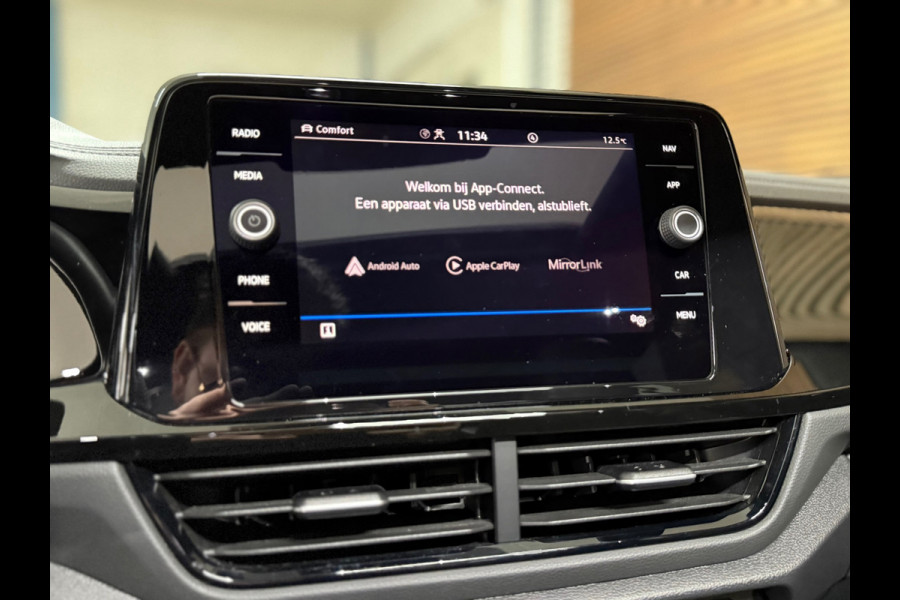 Volkswagen T-Roc 1.5 TSI DSG | 3x R-Line | Pano | Black Style | IQ.Light | Carplay | Camera | Winter Pakket | ACC | Virtual