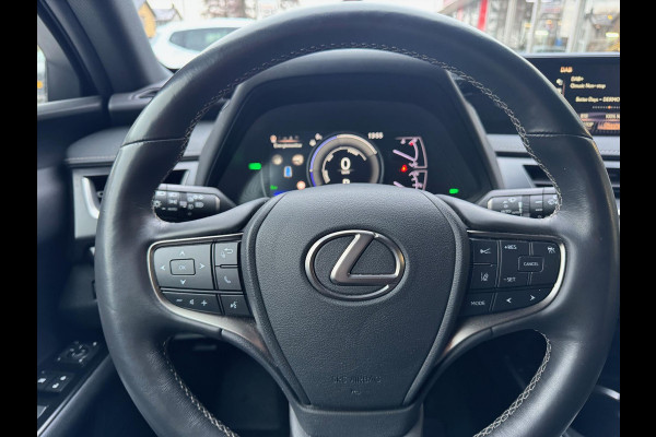 Lexus UX 250h Preference Line | Dodehoekherkenning, 18 inch, Stoel + Stuurverwarming, Parkeersensoren, Apple CarPlay/Android Auto