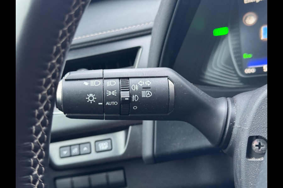 Lexus UX 250h Preference Line | Dodehoekherkenning, 18 inch, Stoel + Stuurverwarming, Parkeersensoren, Apple CarPlay/Android Auto