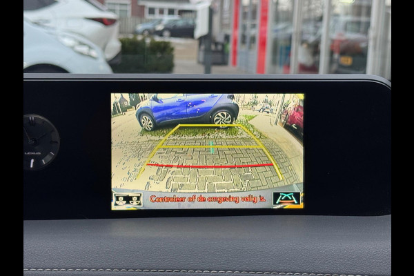Lexus UX 250h Preference Line | Dodehoekherkenning, 18 inch, Stoel + Stuurverwarming, Parkeersensoren, Apple CarPlay/Android Auto