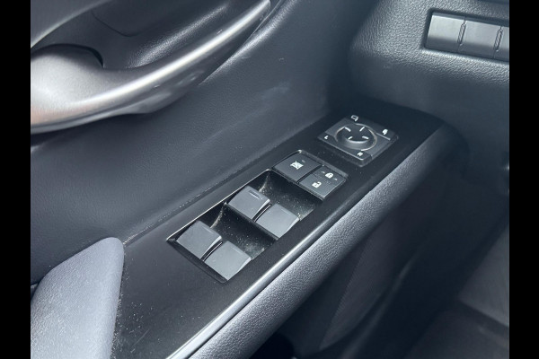 Lexus UX 250h Preference Line | Dodehoekherkenning, 18 inch, Stoel + Stuurverwarming, Parkeersensoren, Apple CarPlay/Android Auto