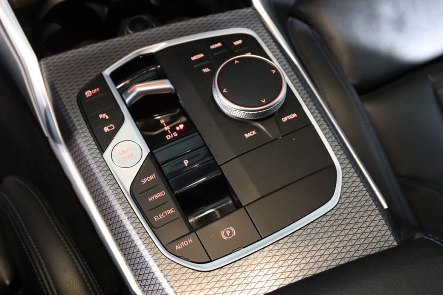 BMW 3 Serie Touring 330e xDrive 293 PK High Executive M-Sport PHEV, Kuipstoelen, Panoramadak, Memory, Head-up