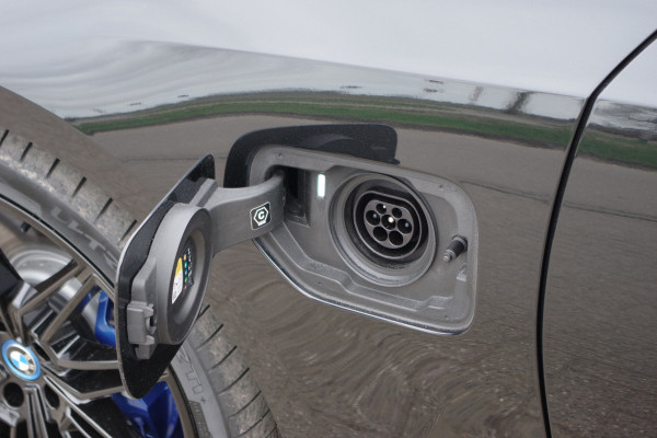 BMW 3 Serie Touring 330e xDrive 293 PK High Executive M-Sport PHEV, Kuipstoelen, Panoramadak, Memory, Head-up