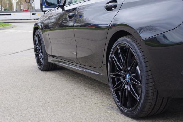 BMW 3 Serie Touring 330e xDrive 293 PK High Executive M-Sport PHEV, Kuipstoelen, Panoramadak, Memory, Head-up