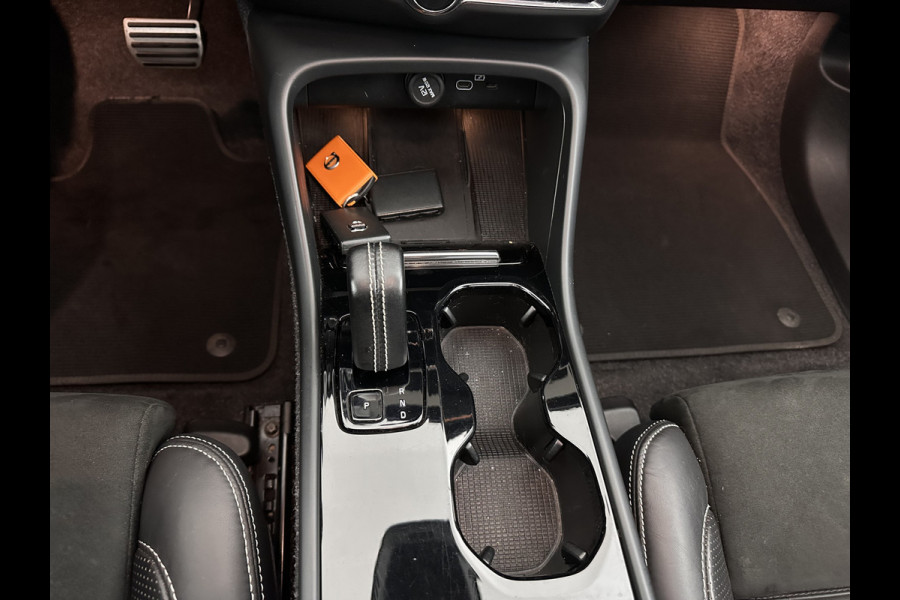 Volvo XC40 Recharge P8 AWD R-Design [ 3-Fase ] {SOH-90%} (INCL.BTW) Aut. *PANO | LEATHER-ALCANTARA | ADAPTIVE-CRUISE | DIGI-COCKPIT | FULL-LED | HARMAN/KARDON | TOP-VIEW | NAVI-FULLMAP | ECC | PDC | KEYLESS | HEATED-SPORTSEATS | TOWBAR | 20''ALU*