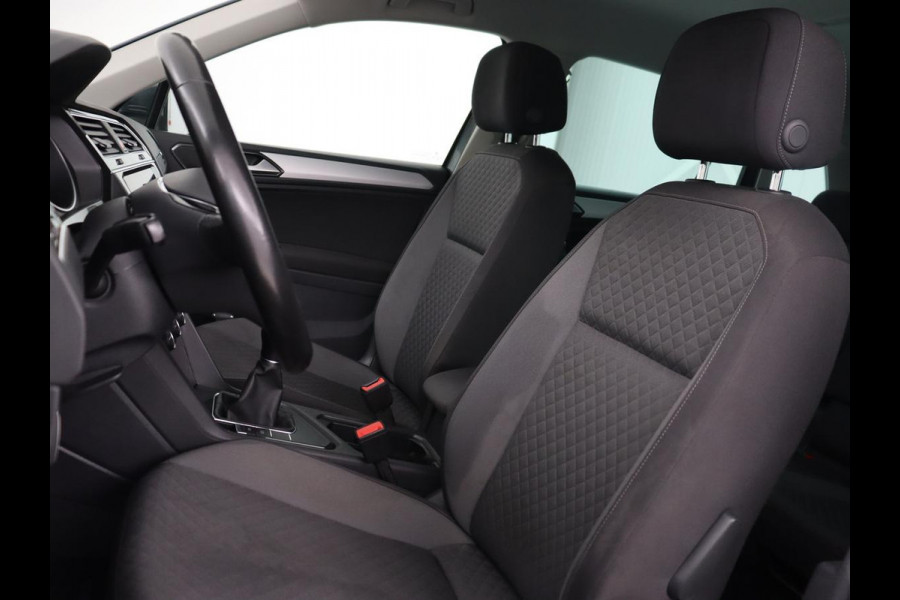 Volkswagen Tiguan 1.4 TSI Comfortline Business | Trekhaak | Camera | Full LED | Adaptive cruise | Park Assist | Carplay | Navigatie | Climate control | Bluetooth