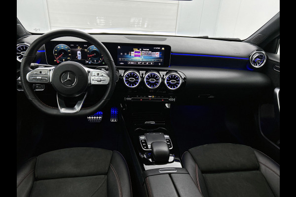 Mercedes-Benz A-Klasse 200 Business Solution AMG (PANORAMADAK, SFEERVERLICHTING, 360 CAMERA, GOED ONDERHOUDEN)