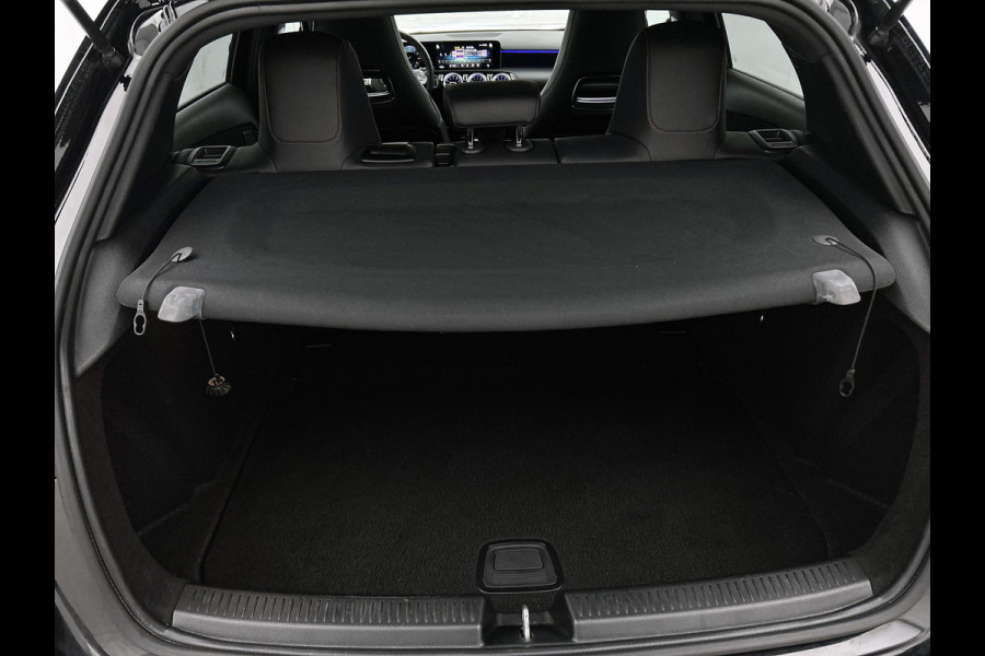 Mercedes-Benz A-Klasse 200 Business Solution AMG (PANORAMADAK, SFEERVERLICHTING, 360 CAMERA, GOED ONDERHOUDEN)