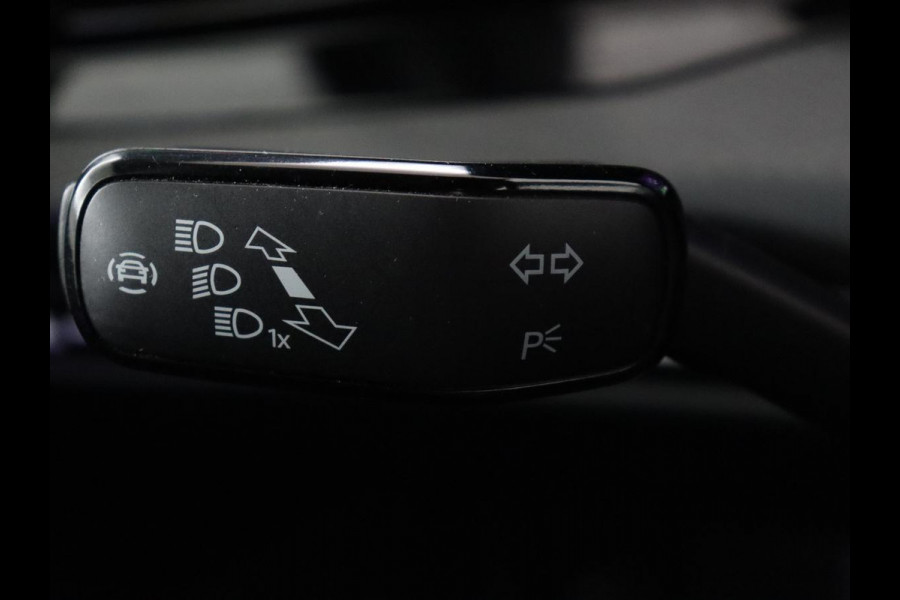 Volkswagen Golf 1.4 eHybrid GTE | Adaptive cruise | Camera | Park Assist | Carplay | Navigatie | Sfeerverlichting | LED Plus | Sportstoelen | Climate control | PHEV | Plug In