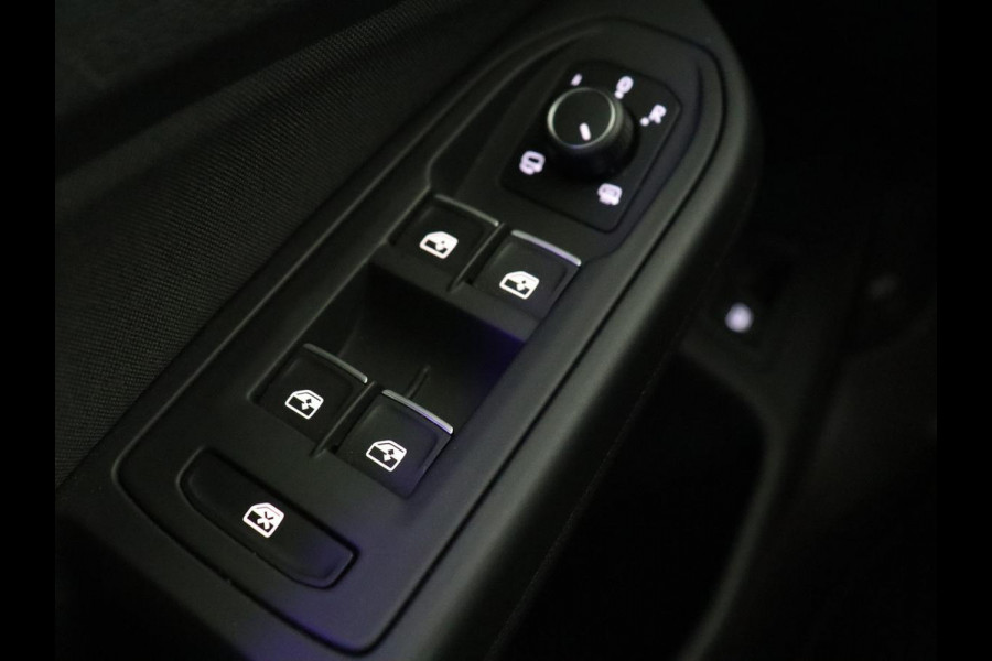 Volkswagen Golf 1.4 eHybrid GTE | Adaptive cruise | Camera | Park Assist | Carplay | Navigatie | Sfeerverlichting | LED Plus | Sportstoelen | Climate control | PHEV | Plug In