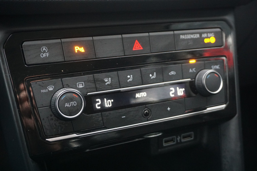 Volkswagen T-Cross 1.0 TSI Life | CLIMATE | TREKHAAK | CARPLAY/ NAVI | ACC |