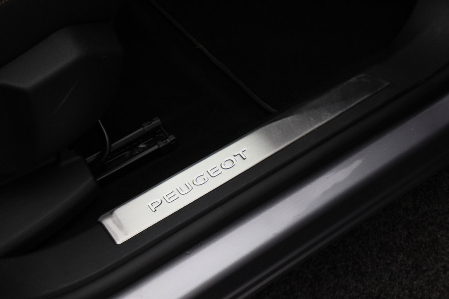 Peugeot 3008 1.6 HYbrid 225 GT Panoramadak, ACC, Camera, Apple Carplay, Sfeerverlichting, LED, DAB, 18''