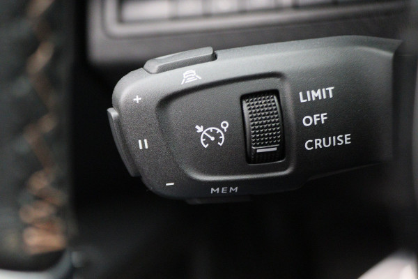 Peugeot 3008 1.6 HYbrid 225 GT Panoramadak, ACC, Camera, Apple Carplay, Sfeerverlichting, LED, DAB, 18''