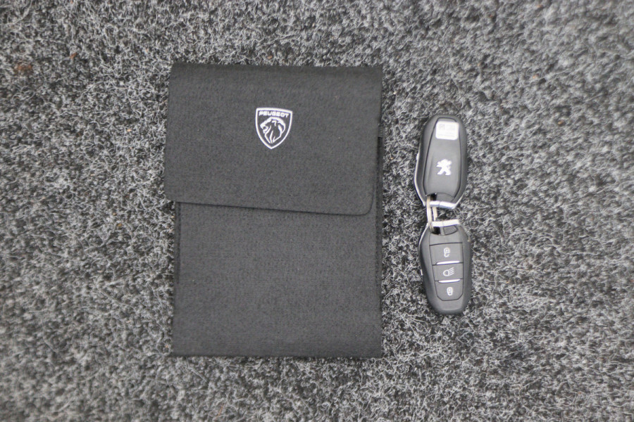 Peugeot 3008 1.6 HYbrid 225 GT Panoramadak, ACC, Camera, Apple Carplay, Sfeerverlichting, LED, DAB, 18''