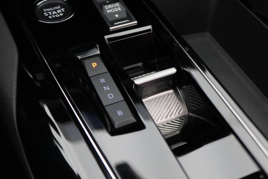 Peugeot 3008 1.6 HYbrid 225 GT Panoramadak, ACC, Camera, Apple Carplay, Sfeerverlichting, LED, DAB, 18''