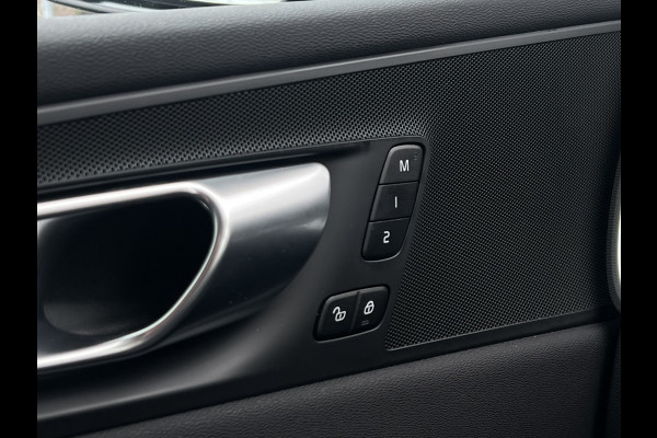 Volvo XC60 B4 Plus Dark | Trekhaak | Navi | Camera | Memory