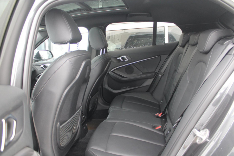 BMW 1-serie 118i M-Sport Shadow | Pano | 19 '' | HIFI | Ambient