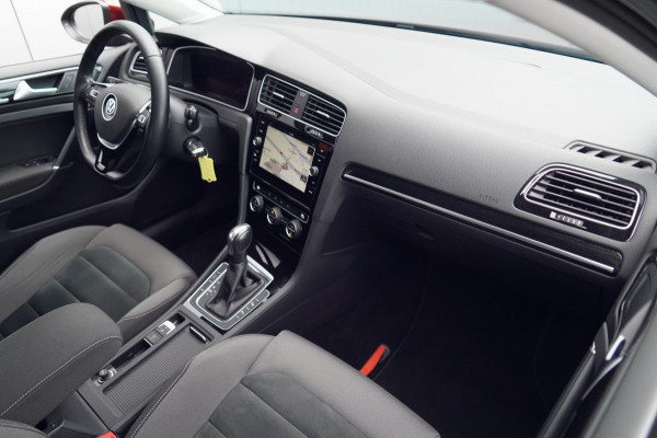 Volkswagen Golf 1.5 TSI Highline / NL-Auto / 47dkm NAP / LED / Navi / Adaptieve Cruise / Camera / Automaat
