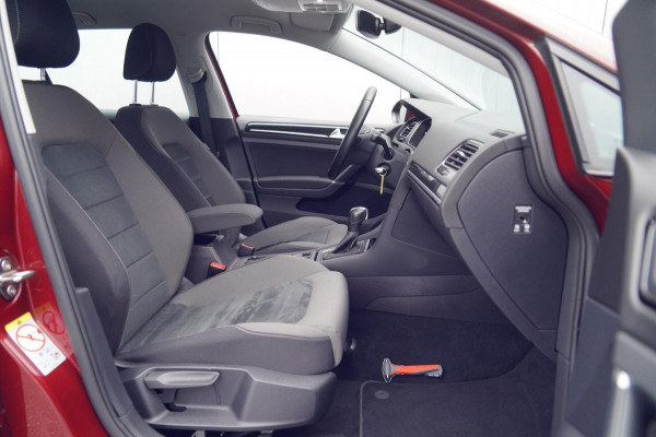 Volkswagen Golf 1.5 TSI Highline / NL-Auto / 47dkm NAP / LED / Navi / Adaptieve Cruise / Camera / Automaat