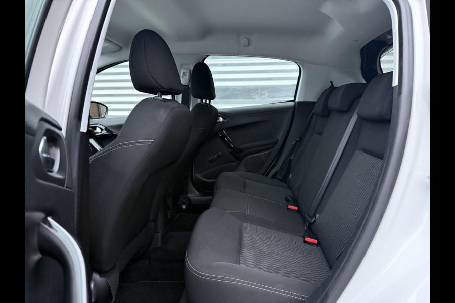 Peugeot 208 1.2 PureTech Blue Lion 2e Eigenaar,Navi,Airco,Cruise,PDC,Apple Carplay,Distributie v.v. in 2024,N.A.P,Nieuwe APK bij Aflevering