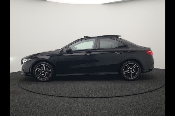 Mercedes-Benz A-Klasse 250 e AMG Line Plug In Hybrid 218pk Dealer O.H PHEV | Panodak | Camera | Night Pakket | Alcantara Sportstoelen Verwarmd | MBUX | Widescreen Navi | Sfeerverlichting | Apple Carplay | Virtual | DAB | 18"L.M |