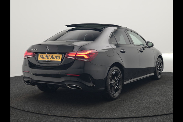 Mercedes-Benz A-Klasse 250 e AMG Line Plug In Hybrid 218pk Dealer O.H PHEV | Panodak | Camera | Night Pakket | Alcantara Sportstoelen Verwarmd | MBUX | Widescreen Navi | Sfeerverlichting | Apple Carplay | Virtual | DAB | 18"L.M |