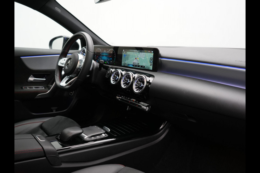 Mercedes-Benz A-Klasse 250 e AMG Line Plug In Hybrid 218pk Dealer O.H PHEV | Panodak | Camera | Night Pakket | Alcantara Sportstoelen Verwarmd | MBUX | Widescreen Navi | Sfeerverlichting | Apple Carplay | Virtual | DAB | 18"L.M |