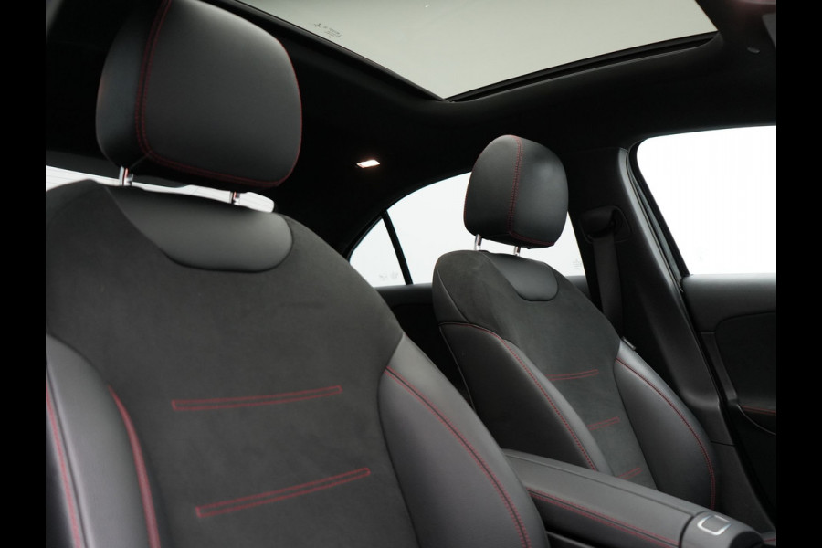 Mercedes-Benz A-Klasse 250 e AMG Line Plug In Hybrid 218pk Dealer O.H PHEV | Panodak | Camera | Night Pakket | Alcantara Sportstoelen Verwarmd | MBUX | Widescreen Navi | Sfeerverlichting | Apple Carplay | Virtual | DAB | 18"L.M |