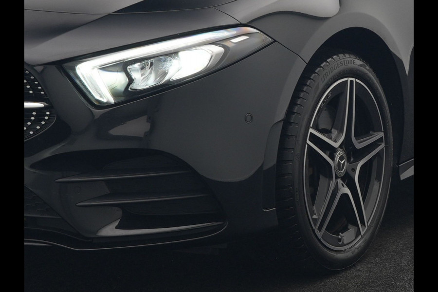 Mercedes-Benz A-Klasse 250 e AMG Line Plug In Hybrid 218pk Dealer O.H PHEV | Panodak | Camera | Night Pakket | Alcantara Sportstoelen Verwarmd | MBUX | Widescreen Navi | Sfeerverlichting | Apple Carplay | Virtual | DAB | 18"L.M |