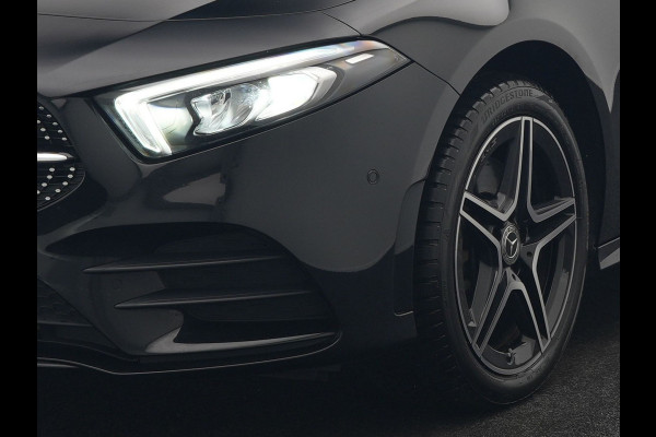 Mercedes-Benz A-Klasse 250 e AMG Line Plug In Hybrid 218pk Dealer O.H PHEV | Panodak | Camera | Night Pakket | Alcantara Sportstoelen Verwarmd | MBUX | Widescreen Navi | Sfeerverlichting | Apple Carplay | Virtual | DAB | 18"L.M |