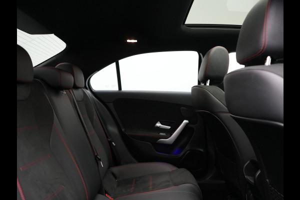 Mercedes-Benz A-Klasse 250 e AMG Line Plug In Hybrid 218pk Dealer O.H PHEV | Panodak | Camera | Night Pakket | Alcantara Sportstoelen Verwarmd | MBUX | Widescreen Navi | Sfeerverlichting | Apple Carplay | Virtual | DAB | 18"L.M |