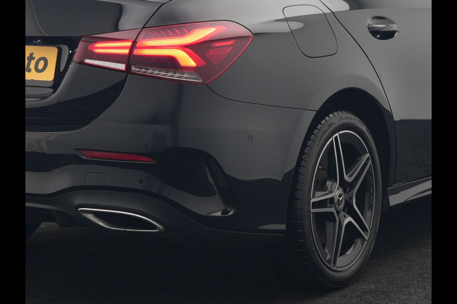 Mercedes-Benz A-Klasse 250 e AMG Line Plug In Hybrid 218pk Dealer O.H PHEV | Panodak | Camera | Night Pakket | Alcantara Sportstoelen Verwarmd | MBUX | Widescreen Navi | Sfeerverlichting | Apple Carplay | Virtual | DAB | 18"L.M |