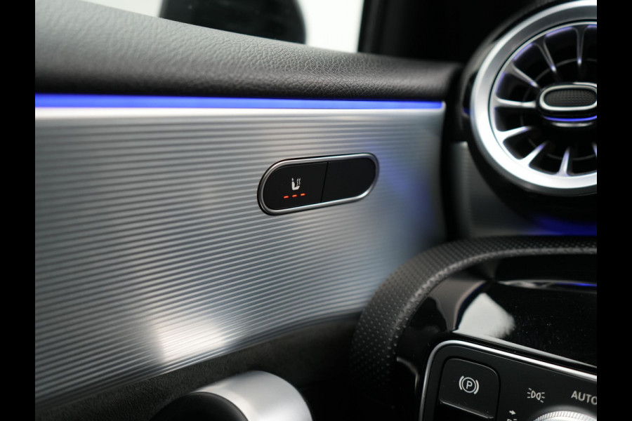 Mercedes-Benz A-Klasse 250 e AMG Line Plug In Hybrid 218pk Dealer O.H PHEV | Panodak | Camera | Night Pakket | Alcantara Sportstoelen Verwarmd | MBUX | Widescreen Navi | Sfeerverlichting | Apple Carplay | Virtual | DAB | 18"L.M |