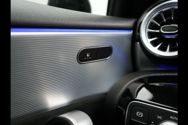 Mercedes-Benz A-Klasse 250 e AMG Line Plug In Hybrid 218pk Dealer O.H PHEV | Panodak | Camera | Night Pakket | Alcantara Sportstoelen Verwarmd | MBUX | Widescreen Navi | Sfeerverlichting | Apple Carplay | Virtual | DAB | 18"L.M |