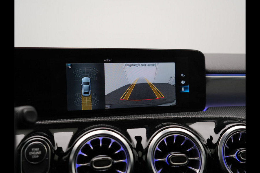 Mercedes-Benz A-Klasse 250 e AMG Line Plug In Hybrid 218pk Dealer O.H PHEV | Panodak | Camera | Night Pakket | Alcantara Sportstoelen Verwarmd | MBUX | Widescreen Navi | Sfeerverlichting | Apple Carplay | Virtual | DAB | 18"L.M |