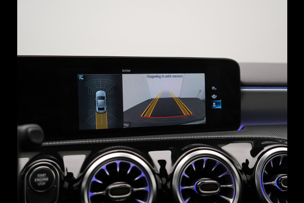 Mercedes-Benz A-Klasse 250 e AMG Line Plug In Hybrid 218pk Dealer O.H PHEV | Panodak | Camera | Night Pakket | Alcantara Sportstoelen Verwarmd | MBUX | Widescreen Navi | Sfeerverlichting | Apple Carplay | Virtual | DAB | 18"L.M |