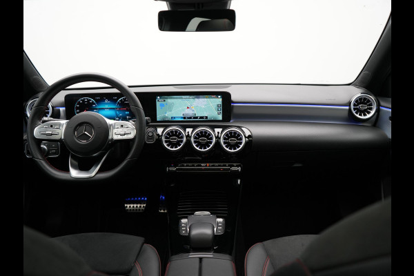 Mercedes-Benz A-Klasse 250 e AMG Line Plug In Hybrid 218pk Dealer O.H PHEV | Panodak | Camera | Night Pakket | Alcantara Sportstoelen Verwarmd | MBUX | Widescreen Navi | Sfeerverlichting | Apple Carplay | Virtual | DAB | 18"L.M |