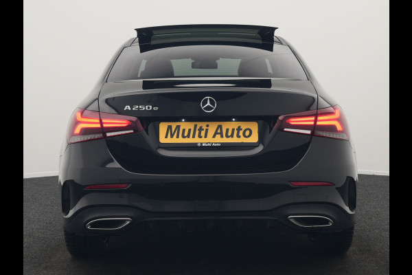 Mercedes-Benz A-Klasse 250 e AMG Line Plug In Hybrid 218pk Dealer O.H PHEV | Panodak | Camera | Night Pakket | Alcantara Sportstoelen Verwarmd | MBUX | Widescreen Navi | Sfeerverlichting | Apple Carplay | Virtual | DAB | 18"L.M |