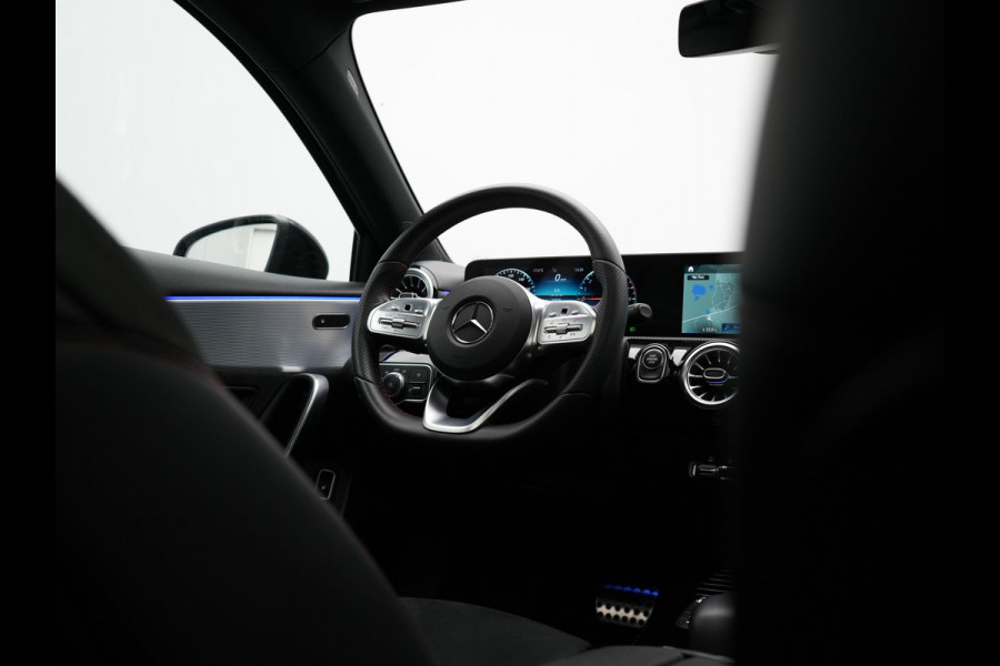 Mercedes-Benz A-Klasse 250 e AMG Line Plug In Hybrid 218pk Dealer O.H PHEV | Panodak | Camera | Night Pakket | Alcantara Sportstoelen Verwarmd | MBUX | Widescreen Navi | Sfeerverlichting | Apple Carplay | Virtual | DAB | 18"L.M |