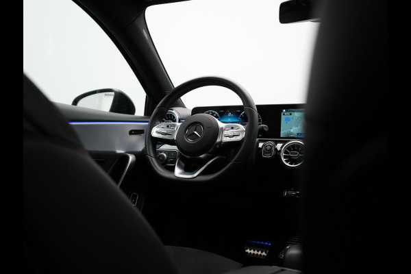 Mercedes-Benz A-Klasse 250 e AMG Line Plug In Hybrid 218pk Dealer O.H PHEV | Panodak | Camera | Night Pakket | Alcantara Sportstoelen Verwarmd | MBUX | Widescreen Navi | Sfeerverlichting | Apple Carplay | Virtual | DAB | 18"L.M |