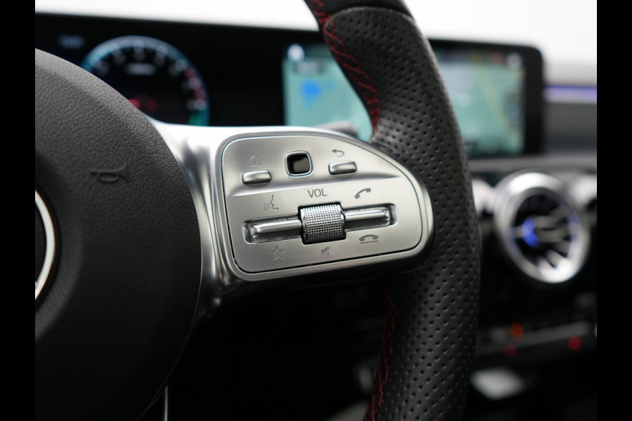 Mercedes-Benz A-Klasse 250 e AMG Line Plug In Hybrid 218pk Dealer O.H PHEV | Panodak | Camera | Night Pakket | Alcantara Sportstoelen Verwarmd | MBUX | Widescreen Navi | Sfeerverlichting | Apple Carplay | Virtual | DAB | 18"L.M |