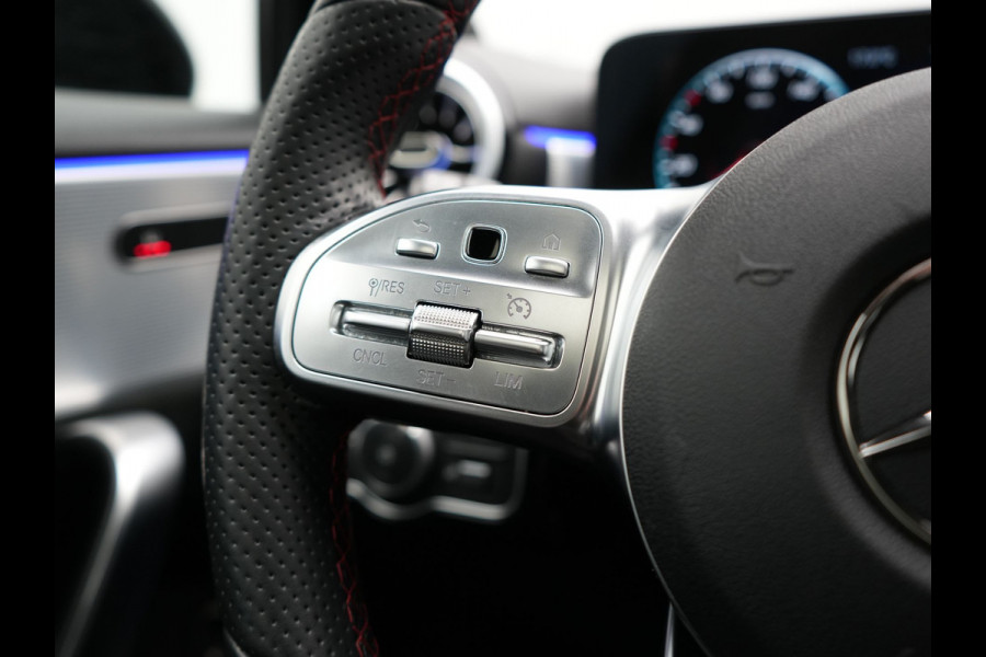 Mercedes-Benz A-Klasse 250 e AMG Line Plug In Hybrid 218pk Dealer O.H PHEV | Panodak | Camera | Night Pakket | Alcantara Sportstoelen Verwarmd | MBUX | Widescreen Navi | Sfeerverlichting | Apple Carplay | Virtual | DAB | 18"L.M |